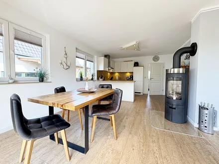 großer Wildeichenholzesstisch mit Lederstühlen und Highboard