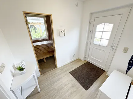 geräumiger Flur mit Blick in die hauseigene Sauna