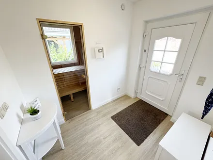 geräumiger Flur mit Blick in die hauseigene Sauna