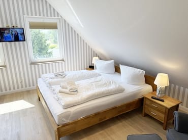1. Schlafzimmer mit Doppelbett und Nachttischablagen