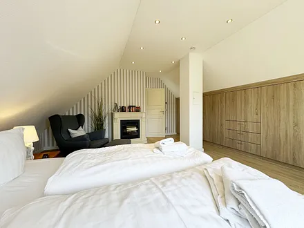 1. Schlafzimmer mit Doppelbett und großzügigen Einbau-Kleiderschrank