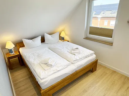 2. Schlafzimmer mit Doppelbett mit Nachttischablagen