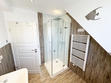 2. Tageslichtbad mit ebenerdiger Klarglasdusche und einer XXL Regendusche