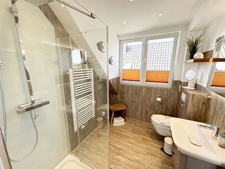 2. Tageslichtbad mit ebenerdiger Klarglasdusche