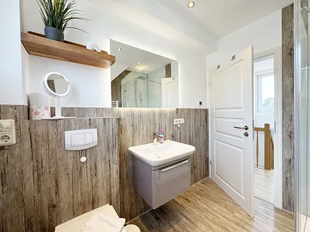 2. Tageslichtbad mit Waschbecken