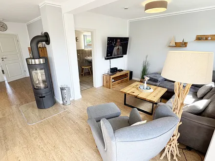 gemütlicher Wohnbereich mit LED Smart-TV mit Sky