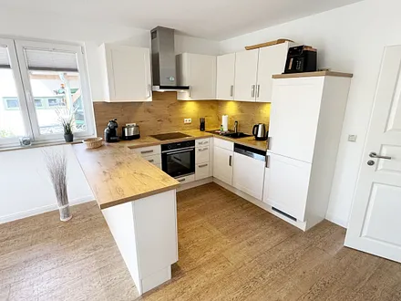 moderne Küchenzeile mit Kaffeemaschine und Wasserkocher