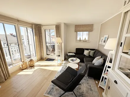 Wohnbereich mit gemütlicher Couch und TV