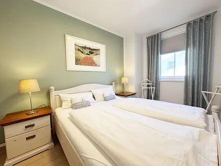 kleines Schlafzimmer mit Nachtschränken