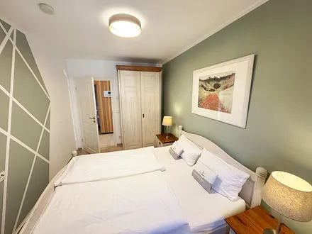 kleines Schlafzimmer mit Kleiderschrank