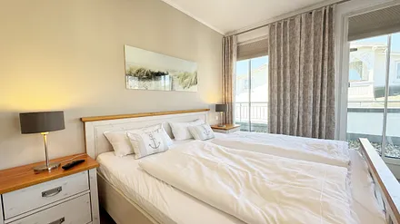 großes Schlafzimmer mit Doppelbett