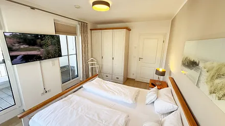 großes Schlafzimmer mit OLED-Smart-TV