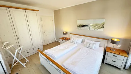 großes Schlafzimmer mit Kleiderschrank