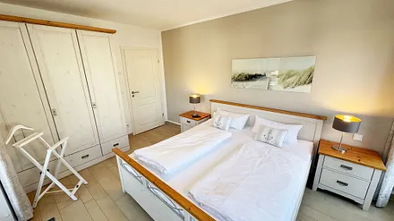 großes Schlafzimmer mit Kleiderschrank