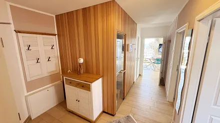 Flurbereich mit Garderobe und Blick auf die Sauna
