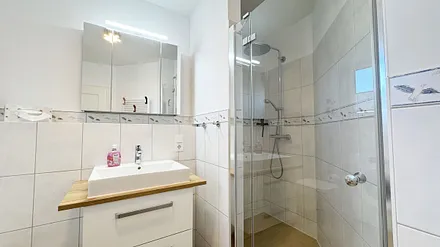 Badezimmer mit Regendusche