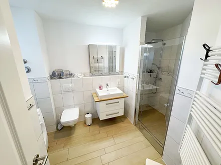 Badezimmer mit Regendusche