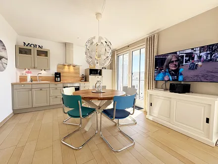 Essbereich mit Holztisch