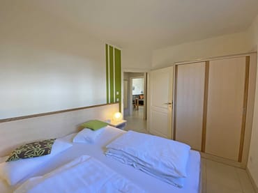 Schlafzimmer mit Doppelbett (2 x 0,90 m x 2,00 m), Nachttischkonsolen, Kleiderschrank und LCD-Flachbild-TV