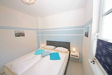 Schlafzimmer mit Boxspringbett (1,60 m x 2,00 m), Nachttischkonsolen und Kleiderschrank