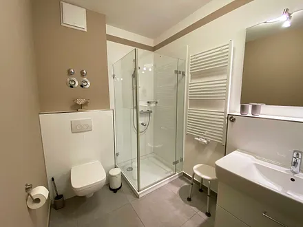 Badezimmer mit Dusche und Waschbecken