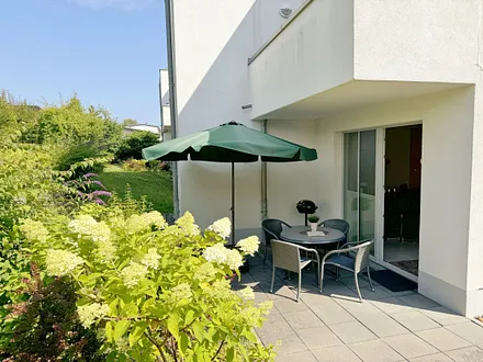 Villa Antje - Terrasse mit Bestuhlung und Sonnenschirm