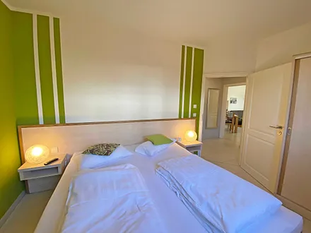 1. Schlafzimmer mit Kleiderschrank