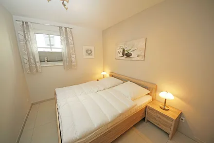 Schlafzimmer mit Doppelbett (2 x 0,90 m x 2,00 m),verstellbare Lattenroste, Nachttischkonsolen, Kleiderschrank sowie Verdunklungsplissee