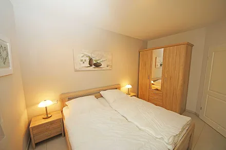 Schlafzimmer mit Doppelbett (2 x 0,90 m x 2,00 m),verstellbare Lattenroste, Nachttischkonsolen, Kleiderschrank sowie Verdunklungsplissee