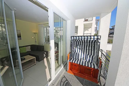 überdachte und bestuhlte Terrasse (Süd/Ost) mit einem Strandkorb