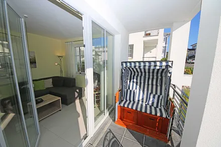 überdachte und bestuhlte Terrasse (Süd/Ost) mit einem Strandkorb