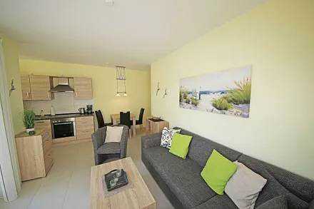 Wohnbereich mit vollwertiger Schlafcouch mit Ottomane (Aufbettung 3. Person, 1,25m x 2,00m), Couchtisch, Leselampe, Smart-TV, Blu Ray Player, Mini-Stereo-Anlage und Insektenschutzgitter