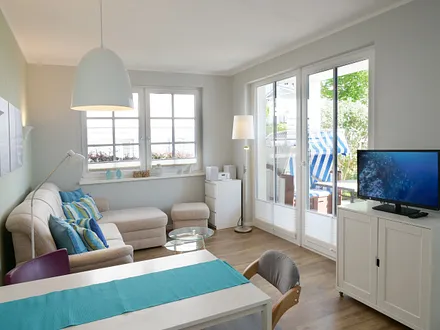 Wohnzimmer mit gemütlicher Couch(Aufbettung 3. Person/ 1,20m x 2,00m),Leselampe,Esstisch,Flachbildschirm TV-Geräte,CD-Player,Speicherkarten/USB-Wiedergabe ein DVD-Player