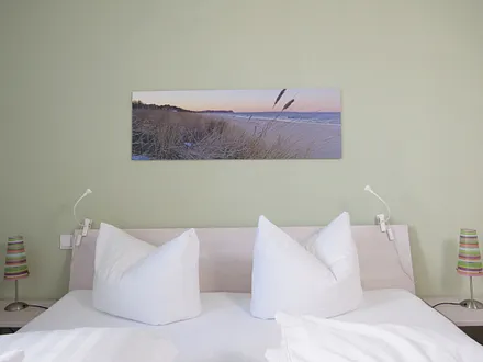 Schlafzimmer mit Doppelbett (1,80m x 2,00m), 2 Nachttischkonsolen, Flachbildschirm-TV-Gerät, Insektenschutzgitter und ein Kleiderschrank