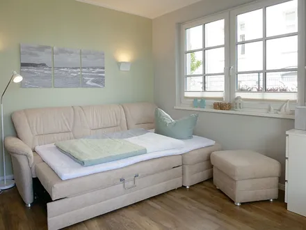 Wohnzimmer mit gemütlicher Couch(Aufbettung 3. Person/ 1,20m x 2,00m),Leselampe,Esstisch,Flachbildschirm TV-Geräte,CD-Player,Speicherkarten/USB-Wiedergabe ein DVD-Player