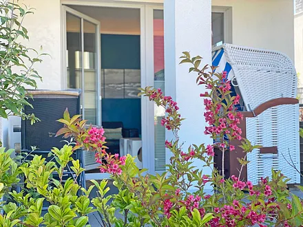 Villa Antje bestuhlte Terrasse mit Strandkorb