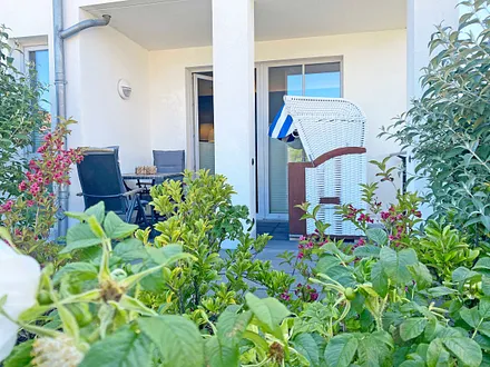 teilweise überdachter Terrasse (Ost) mit einem eigenen Strandkorb