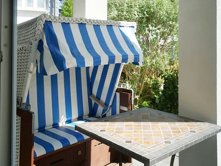 teilweise überdachter Terrasse (Ost) mit einem eigenen Strandkorb