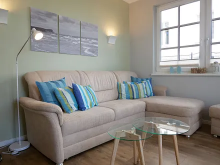 Wohnzimmer mit gemütlicher Couch(Aufbettung 3. Person/ 1,20m x 2,00m),Leselampe,Esstisch,Flachbildschirm TV-Geräte,CD-Player,Speicherkarten/USB-Wiedergabe ein DVD-Player