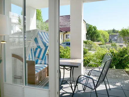 teilweise überdachter Terrasse (Ost) mit einem eigenen Strandkorb