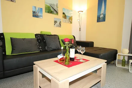 Wohnbereich mit Sitzlandschaft, Leselampe, Smart-TV, Blu-Ray / DVD Player, Sound-Anlage und DAB-Radio