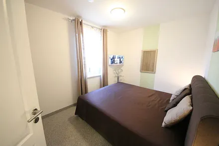 Schlafzimmer mit Boxspringbett (1,60 m x 2,00 m), Full HD Flachbildschirm, stillen Diener, zwei Nachtkonsolen, Kleiderschrank und Insektenschutzgitter