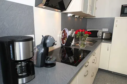 Küchenzeile mit hochwertigem Ceranfeld, Geschirrspüler, Abzugshaube, separatem Backofen, Mikrowelle mit Grillfunktion, Kaffeemaschine, Kapselmaschine ( Dolce Gusto ), Wasserkocher & Toaster 