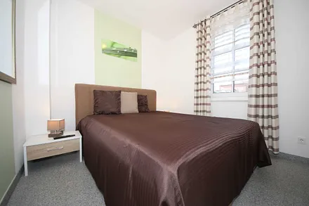 Schlafzimmer mit Boxspringbett (1,80 m x 2,00 m), Full HD Flachbildschirm, stillen Diener, zwei Nachtkonsolen, Kleiderschrankund Insektenschutzgitter