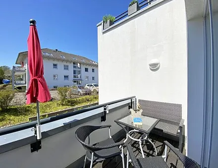 gemütlich bestuhlter Balkon (Sessel und Tisch, Ausrichtung Süd/West)