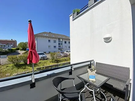 gemütlich bestuhlter Balkon (Sessel und Tisch, Ausrichtung Süd/West)