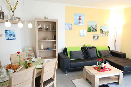 Wohnbereich mit Sitzlandschaft, Leselampe, Smart-TV, Blu-Ray / DVD Player, Sound-Anlage und DAB-Radio