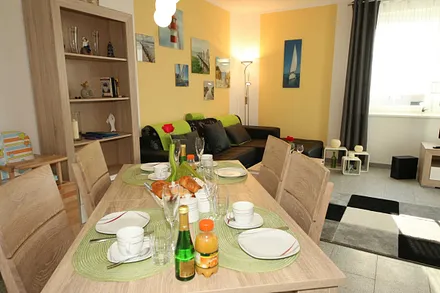 Essplatz für 4 Personen mit Ausziehtisch