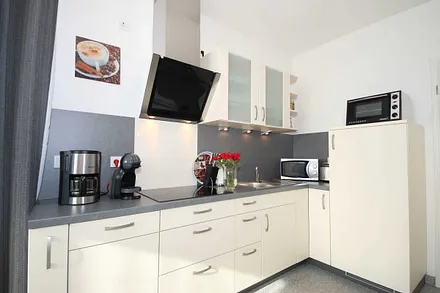 Küchenzeile mit hochwertigem Ceranfeld, Geschirrspüler, Abzugshaube, separatem Backofen, Mikrowelle mit Grillfunktion, Kaffeemaschine, Kapselmaschine ( Dolce Gusto ), Wasserkocher & Toaster 