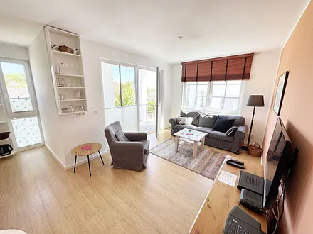 offener Wohnbereich mit Couch